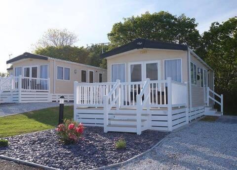 Our Goldfinch 1- Sleeps 2 Persons- Private Hot Tub-Pet Friendly-Tranquil Holiday Away From It All Yet Not Far From St Austell- The Holiday Home Has One Bedroom, Living And Dining Area, Equipped Kitchen-Decking-Outdoor Furniture-Fishing Lakes And More Grampound Eksteriør billede