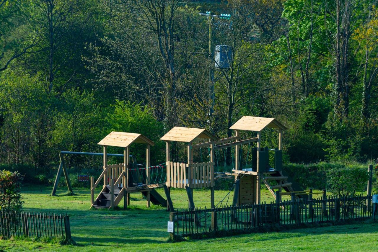 Our Goldfinch 1- Sleeps 2 Persons- Private Hot Tub-Pet Friendly-Tranquil Holiday Away From It All Yet Not Far From St Austell- The Holiday Home Has One Bedroom, Living And Dining Area, Equipped Kitchen-Decking-Outdoor Furniture-Fishing Lakes And More Grampound Eksteriør billede