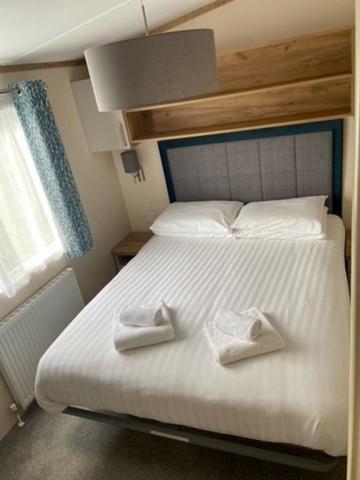 Our Goldfinch 1- Sleeps 2 Persons- Private Hot Tub-Pet Friendly-Tranquil Holiday Away From It All Yet Not Far From St Austell- The Holiday Home Has One Bedroom, Living And Dining Area, Equipped Kitchen-Decking-Outdoor Furniture-Fishing Lakes And More Grampound Eksteriør billede