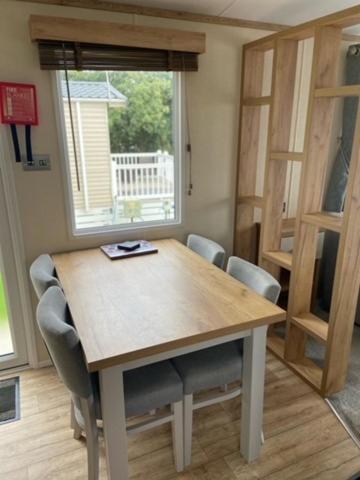 Our Goldfinch 1- Sleeps 2 Persons- Private Hot Tub-Pet Friendly-Tranquil Holiday Away From It All Yet Not Far From St Austell- The Holiday Home Has One Bedroom, Living And Dining Area, Equipped Kitchen-Decking-Outdoor Furniture-Fishing Lakes And More Grampound Eksteriør billede