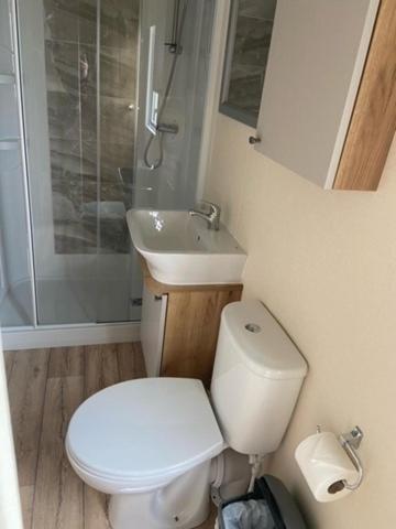 Our Goldfinch 1- Sleeps 2 Persons- Private Hot Tub-Pet Friendly-Tranquil Holiday Away From It All Yet Not Far From St Austell- The Holiday Home Has One Bedroom, Living And Dining Area, Equipped Kitchen-Decking-Outdoor Furniture-Fishing Lakes And More Grampound Eksteriør billede