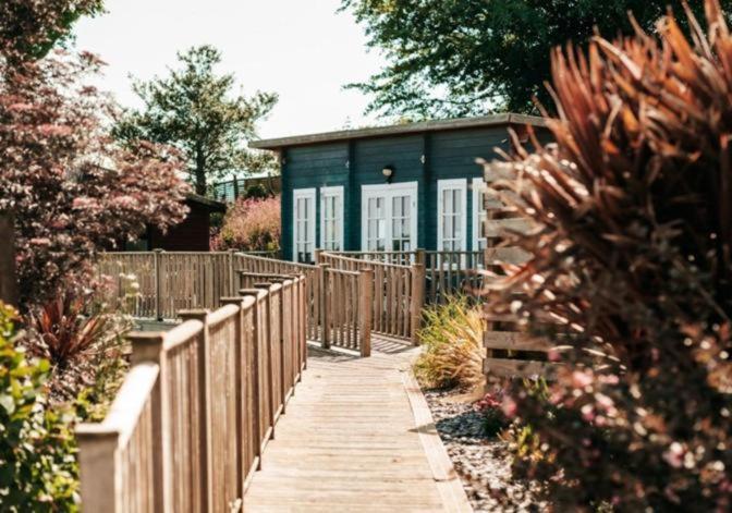 Our Goldfinch 1- Sleeps 2 Persons- Private Hot Tub-Pet Friendly-Tranquil Holiday Away From It All Yet Not Far From St Austell- The Holiday Home Has One Bedroom, Living And Dining Area, Equipped Kitchen-Decking-Outdoor Furniture-Fishing Lakes And More Grampound Eksteriør billede